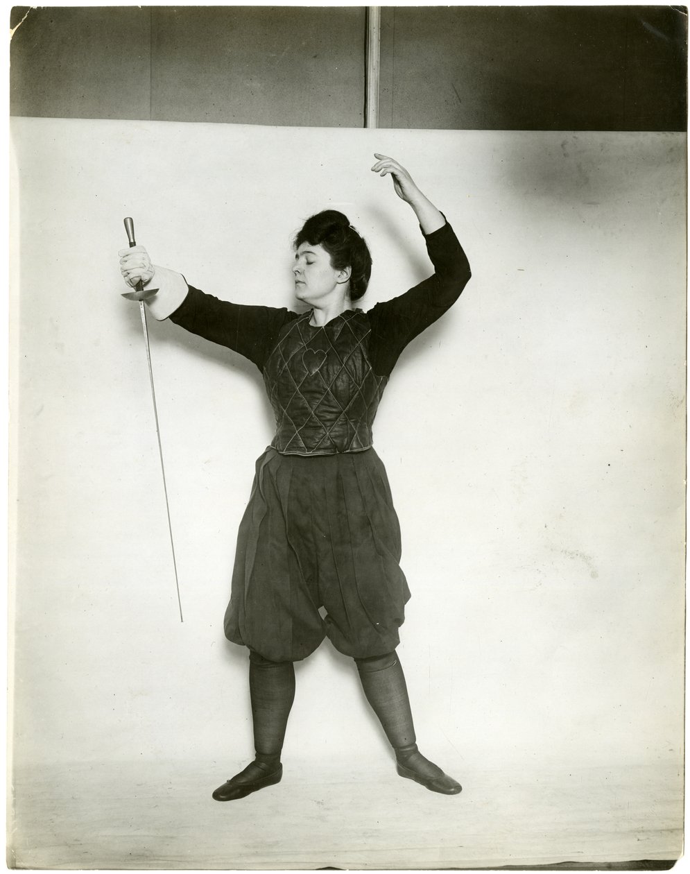 Eski model, c.1905-18 (jelatin gümüşü fotoğraf) by Jessie Tarbox Beals