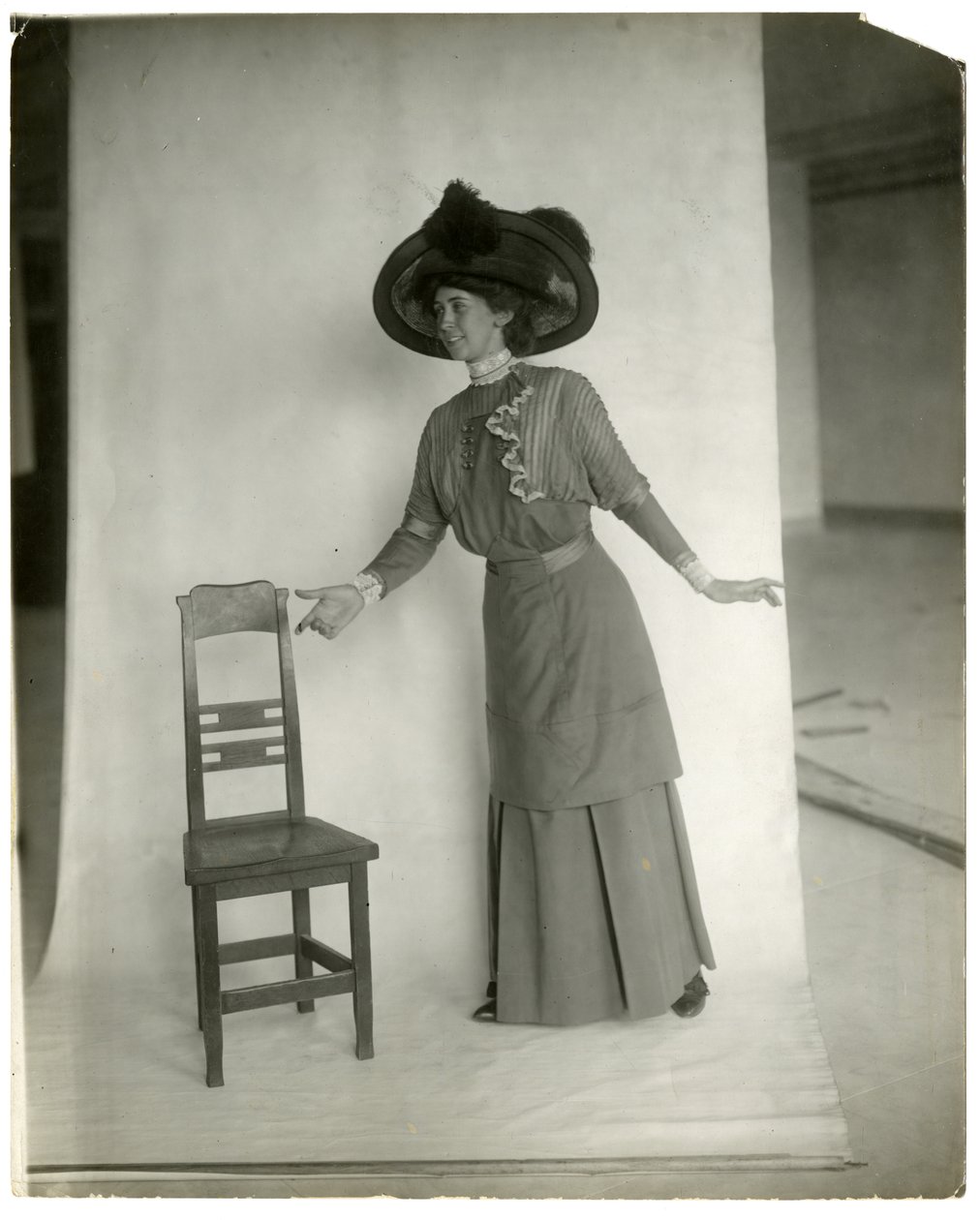 "Lütfen oturun" Bacakların, kolların ve ellerin doğru duruşu, c.1905-18 (jelatin gümüşü fotoğraf) by Jessie Tarbox Beals