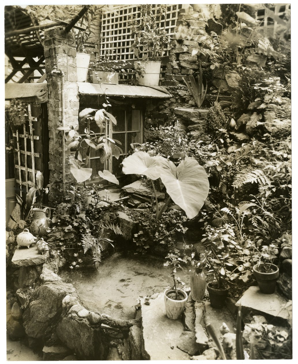 Havuz gösteren teras George ve Mary Stonehill'in Evi, Greenwich Village, New York, ABD, c.1936-37 (jelatin gümüşü fotoğraf) by Jessie Tarbox Beals