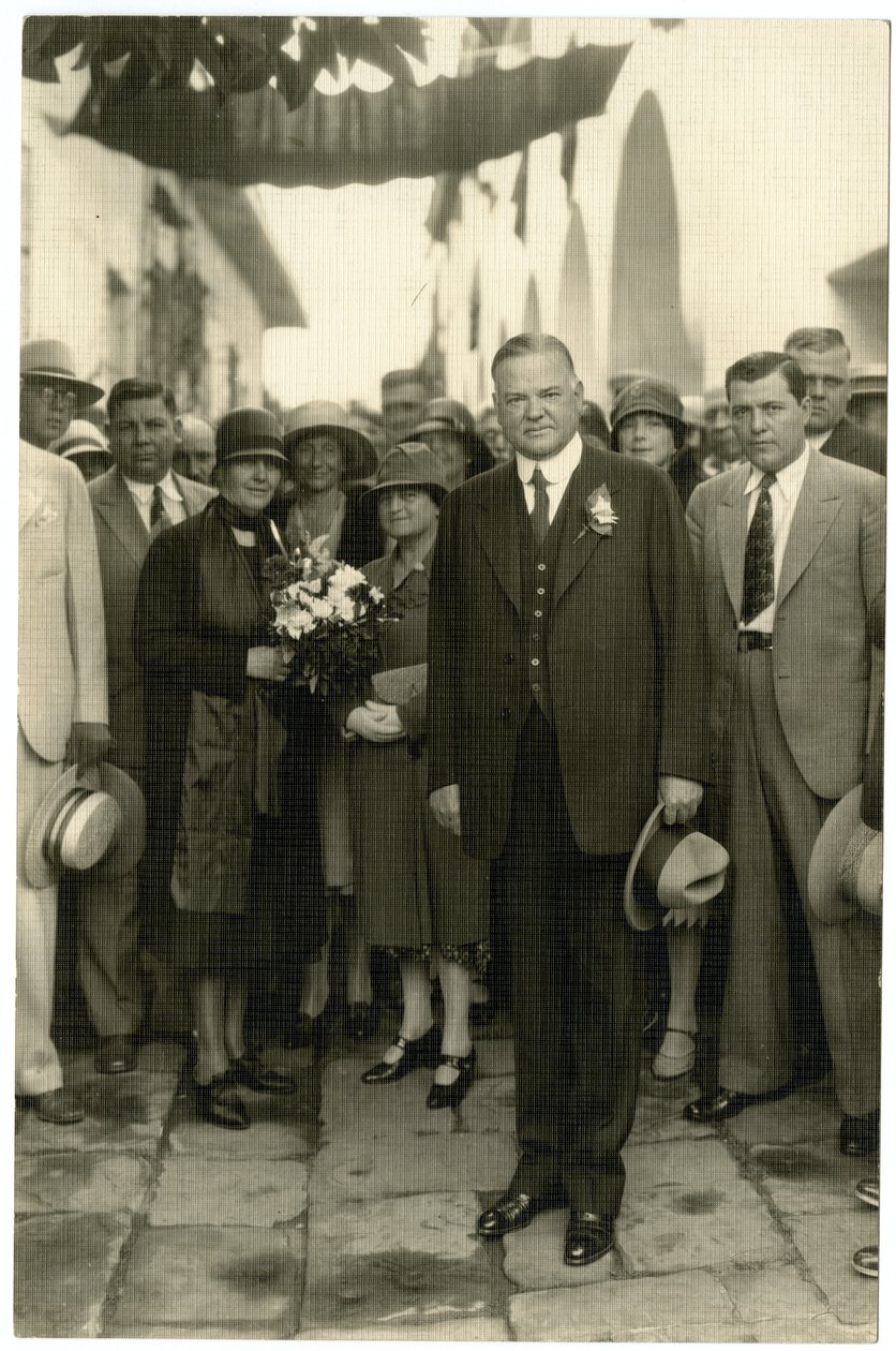 Başkan Hoover - Bayan Hoover elinde buket, c.1928-32 by Jessie Tarbox Beals