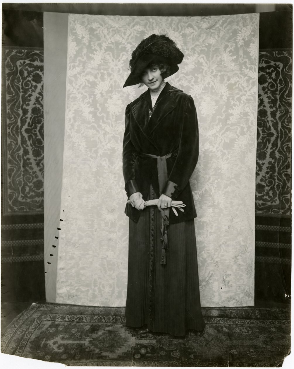 Akordeon pilili etekli kırmızı kadife takım elbise, Arnold & Constable, c.1905-18 (jelatin gümüşü fotoğraf) by Jessie Tarbox Beals