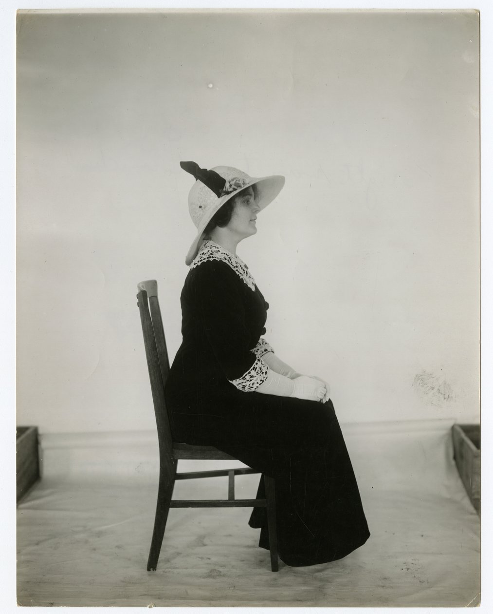 Bir sandalyede oturmanın doğru yolu, c.1905-18 (jelatin gümüşü fotoğraf) by Jessie Tarbox Beals