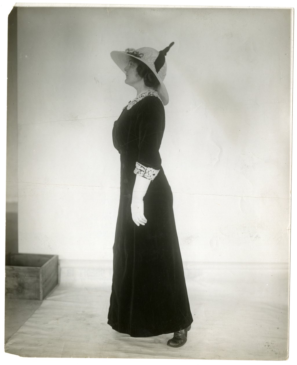 Yürürken ayakta durmanın doğru yolu, c.1905-18 (jelatin gümüşü fotoğraf) by Jessie Tarbox Beals