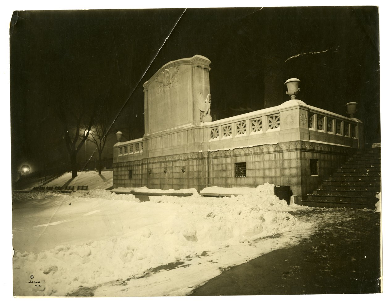 Shaw Anıtı, gece arkada, Boston, ABD, c.1902-10 (jelatin gümüşü fotoğraf) by Jessie Tarbox Beals