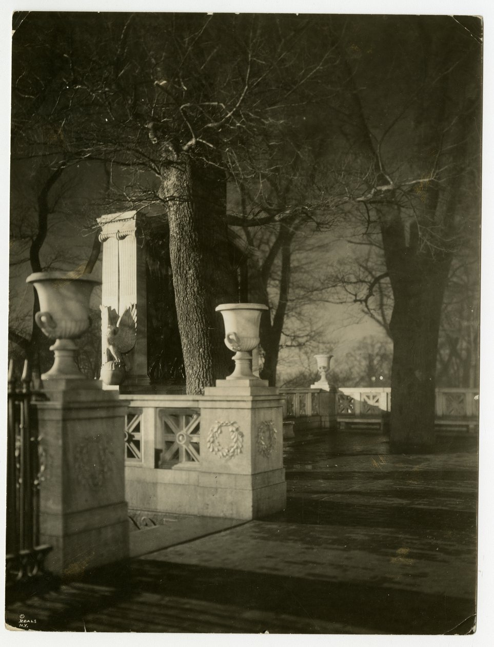Shaw Anıtı, gece, Boston, ABD, c.1902-10 (jelatin gümüşü fotoğraf) by Jessie Tarbox Beals