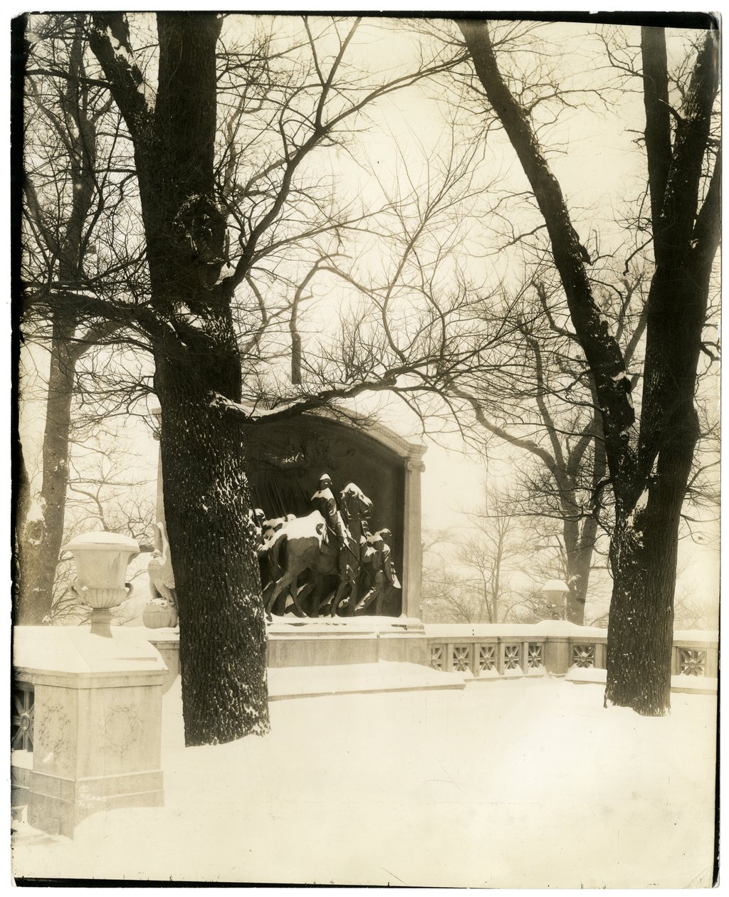 Shaw Anıtı fırtınada, Boston, ABD, c.1902-10 (jelatin gümüşü fotoğraf) by Jessie Tarbox Beals