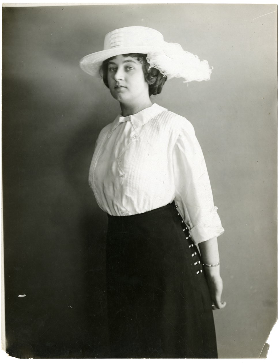 İpek bluz ve beyaz şapka, McCreery"ler, c.1905-18 by Jessie Tarbox Beals