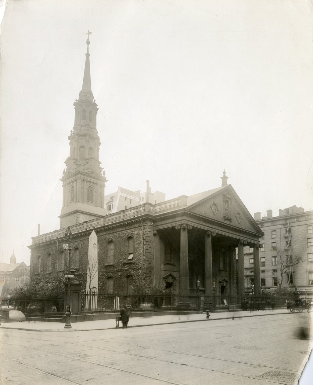 St Paul Şapeli, Broadway, New York, ABD, c.1905-40 (jelatin gümüşü fotoğraf) by Jessie Tarbox Beals