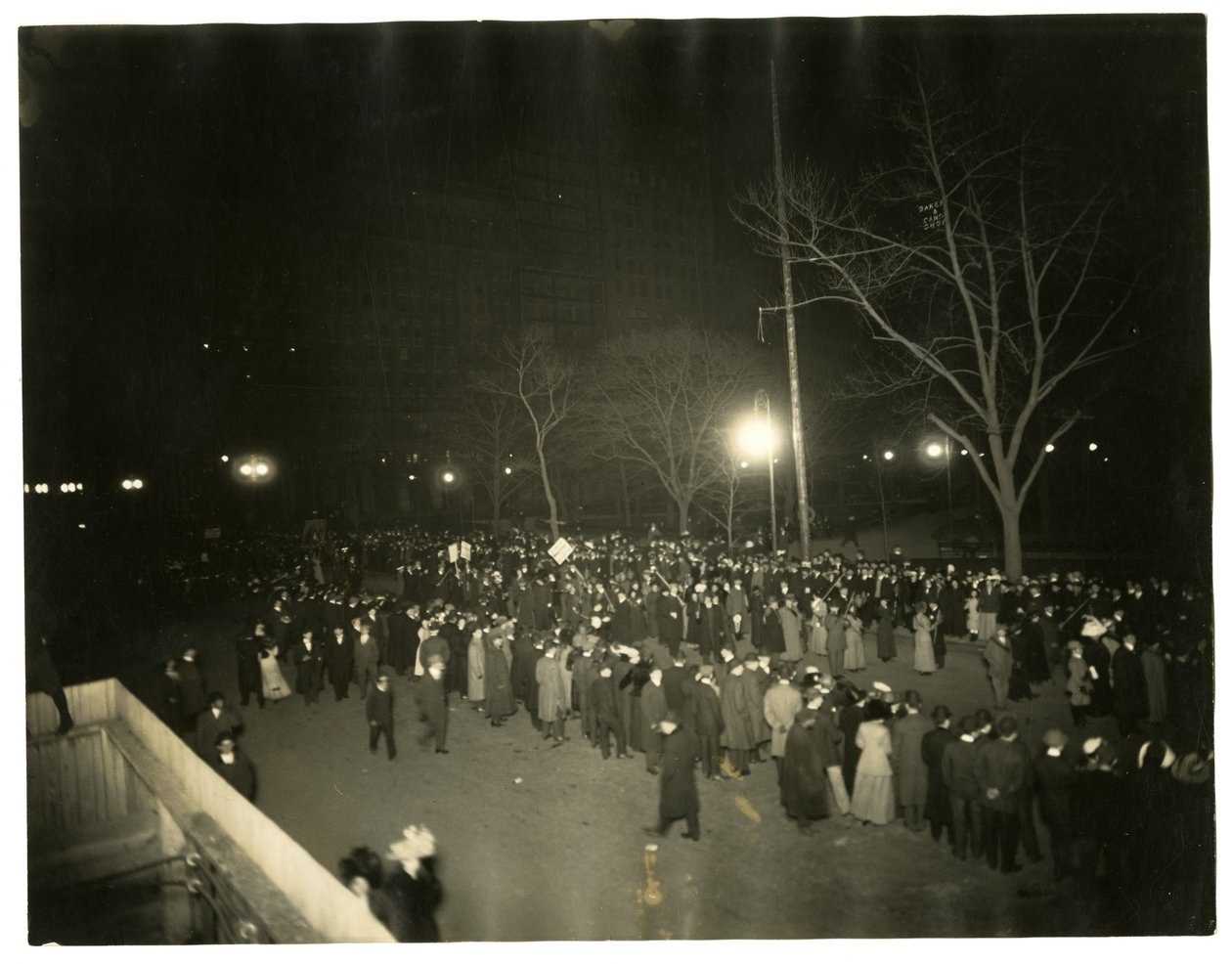 Suffrage Parade, Greenwich Village, New York, ABD, c.1915-18 (jelatin gümüşü fotoğraf) by Jessie Tarbox Beals