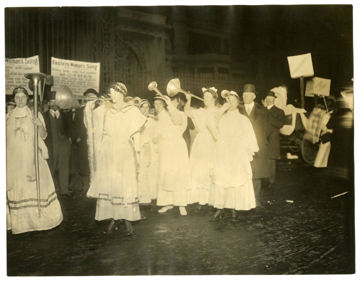 Suffrage Parade, Greenwich Village, New York, ABD, c.1915-18 (jelatin gümüşü fotoğraf) by Jessie Tarbox Beals