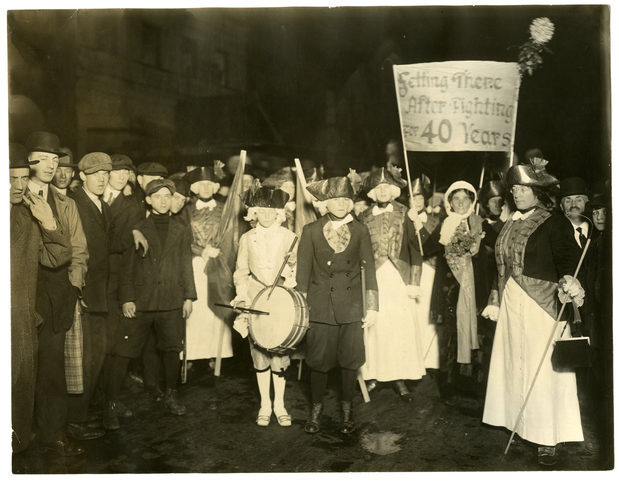 Suffrage Parade, Greenwich Village, New York, ABD, c.1915-18 (jelatin gümüşü fotoğraf) by Jessie Tarbox Beals