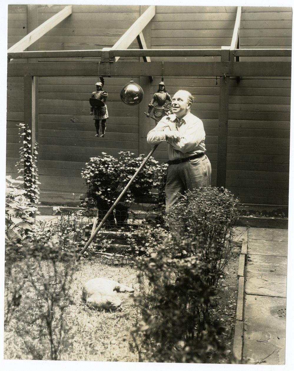 Tony Sarg bahçesinde by Jessie Tarbox Beals