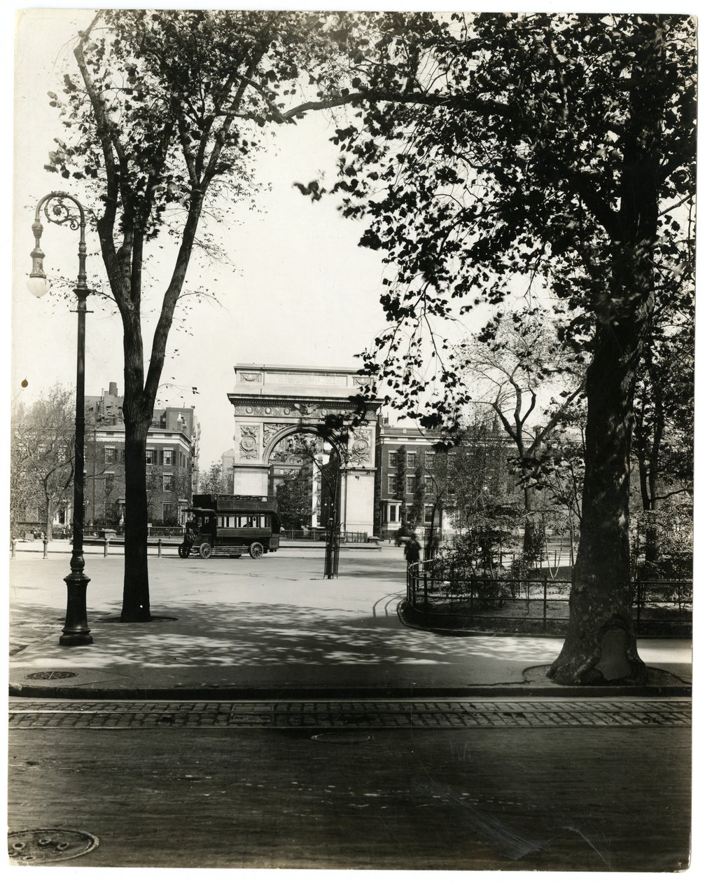 Washington Square North, New York, ABD, c.1905-40 (jelatin gümüşü fotoğraf) by Jessie Tarbox Beals