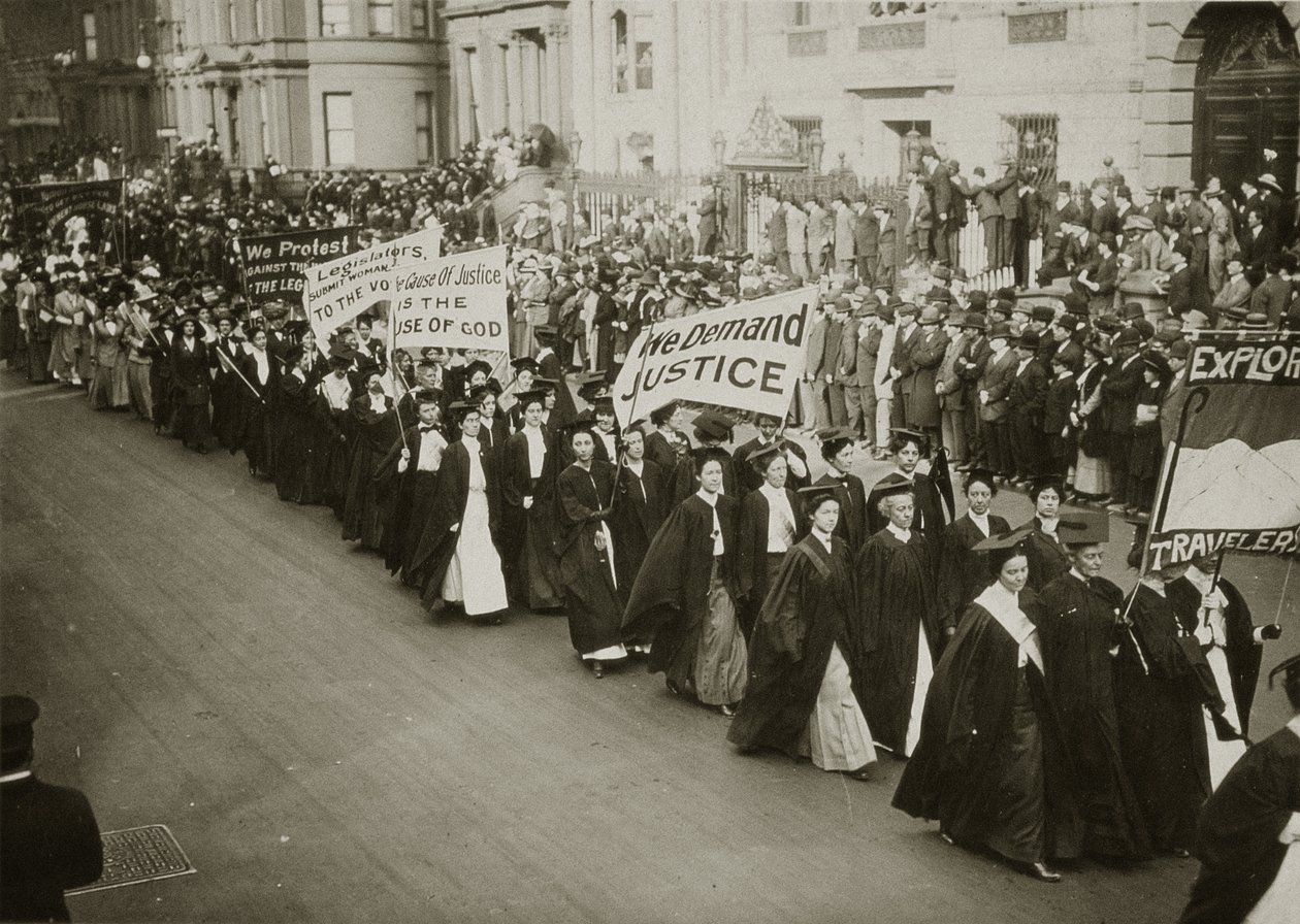 Akademik kıyafetli kadınlar, New York'ta bir oy hakkı geçit töreninde yürüyor, 1910 by Jessie Tarbox Beals