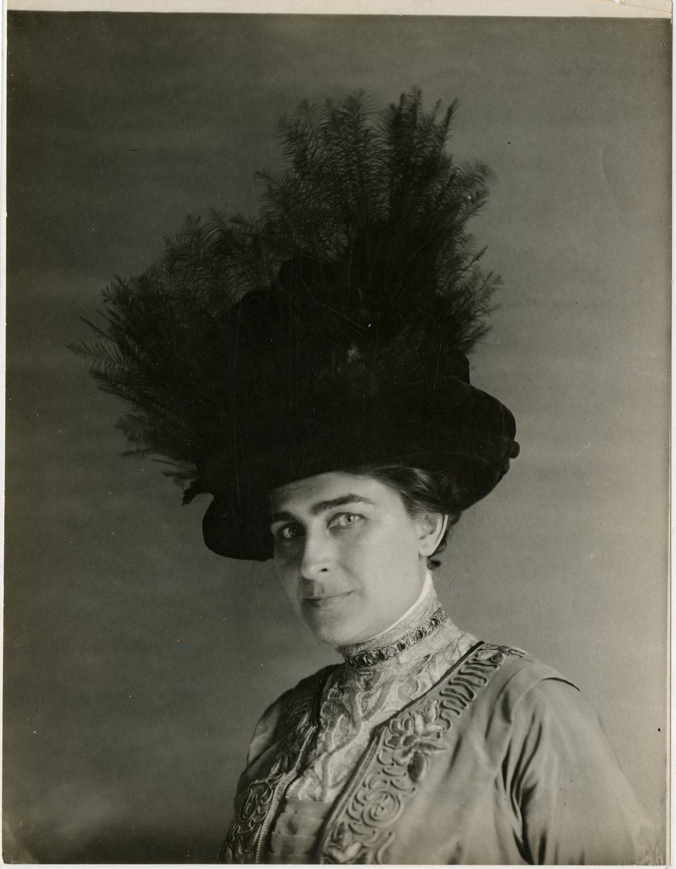 tüylü şapkanın yakın çekimi, c.1905-18 (jelatin gümüşü fotoğraf) by Jessie Tarbox Beals