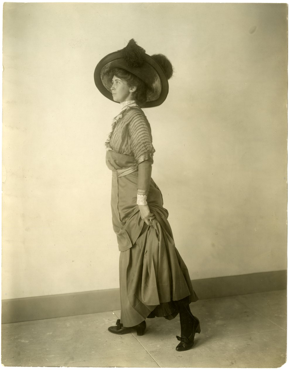 tüylü şapkalı model, c.1905-18 (jelatin gümüşü fotoğraf) by Jessie Tarbox Beals