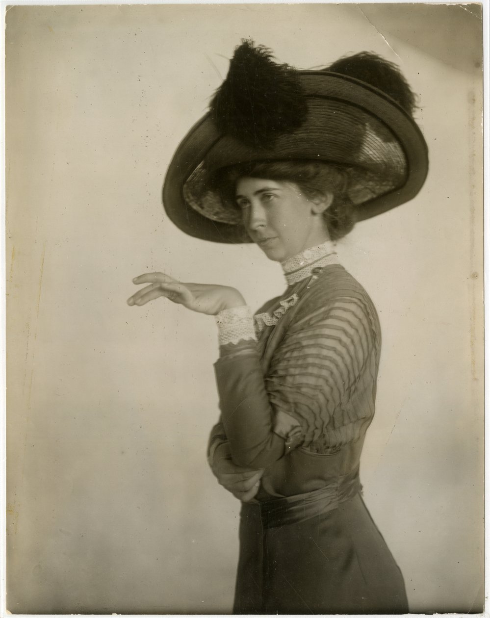 tüylü şapka profili, c.1905-18 (jelatin gümüşü fotoğraf) by Jessie Tarbox Beals