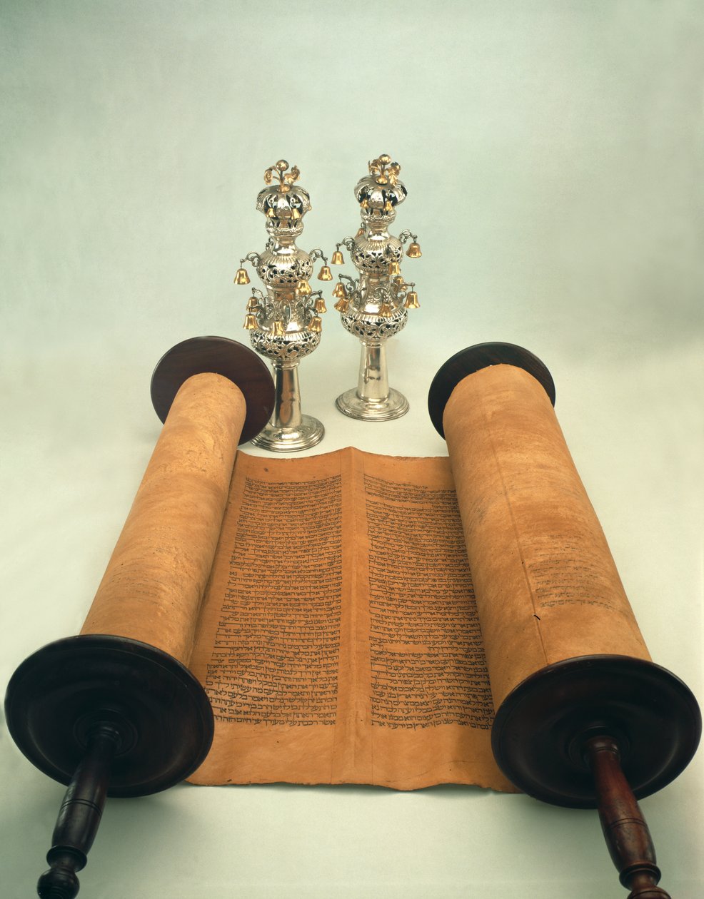 Silver Crown süslemeli Tevrat parşömeni (kağıt, ahşap ve gümüş) by Jewish School
