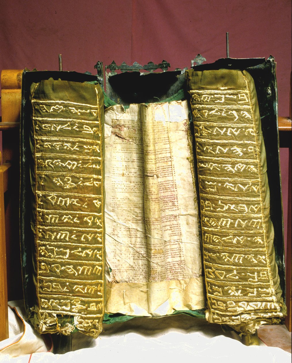 Özel olarak dekore edilmiş gümüş muhafazasında Samaritan Pentateuch parşömeni by Jewish School