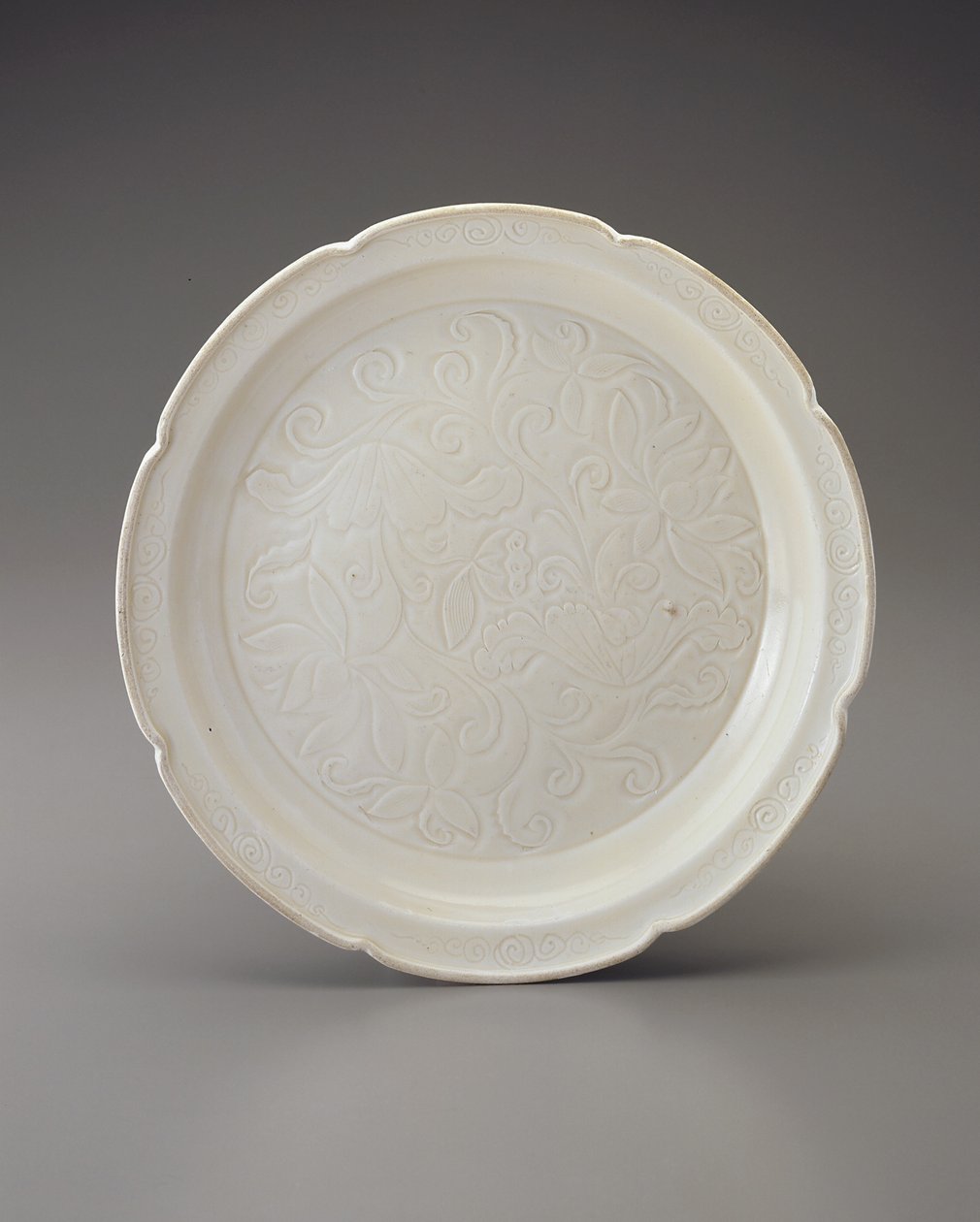 Yapraklı ağız kenarlı ve oymalı süslemeli tabak, Hebei Eyaleti (seramik) by Jin Dynasty Chinese School