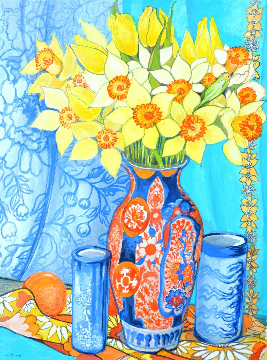 İmani Vazoda Nergis ve Laleler; portakal ve tekstil by Joan Thewsey