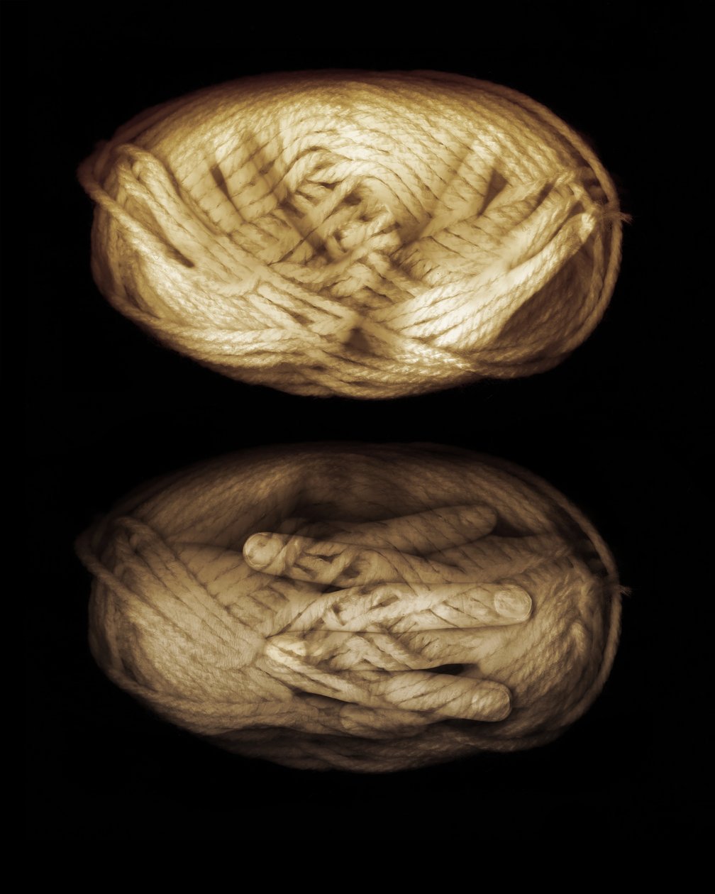 İplik eller, 2013 (fotoğraf manipülasyonu) by Johan Lilja
