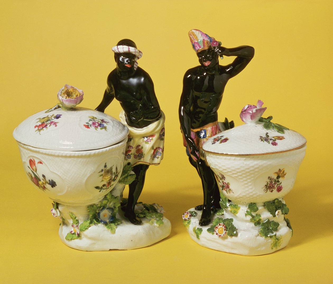 Şekerleme sepetleri ve kapaklarının yanında duran iki Meissen blackamoors, 1741 (porselen) by Johann Friedrich Eberlein