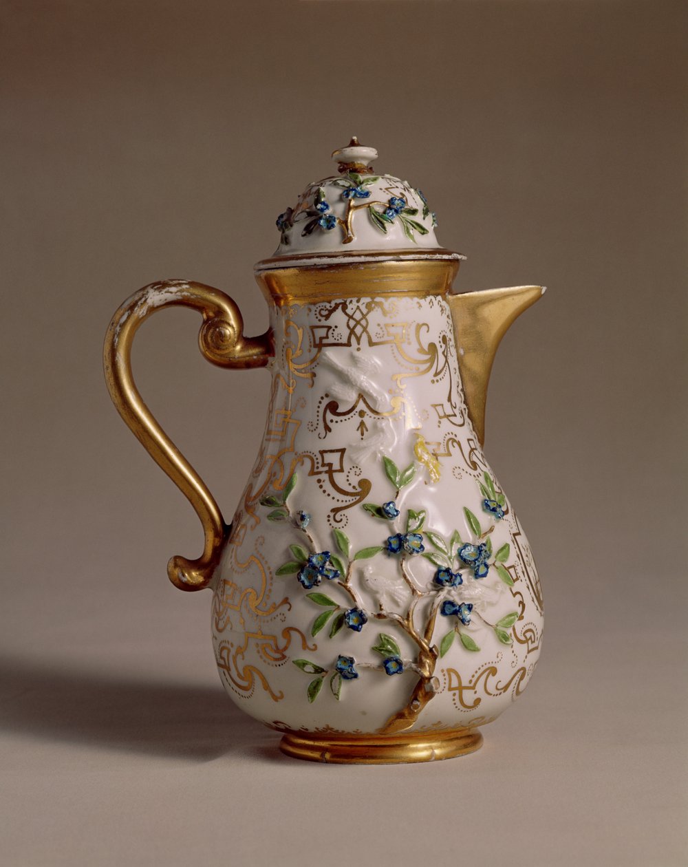 Uygulanan rölyef süslemeli cezve, Meissen, c.1710 porselen by Johann Friedrich Bottger