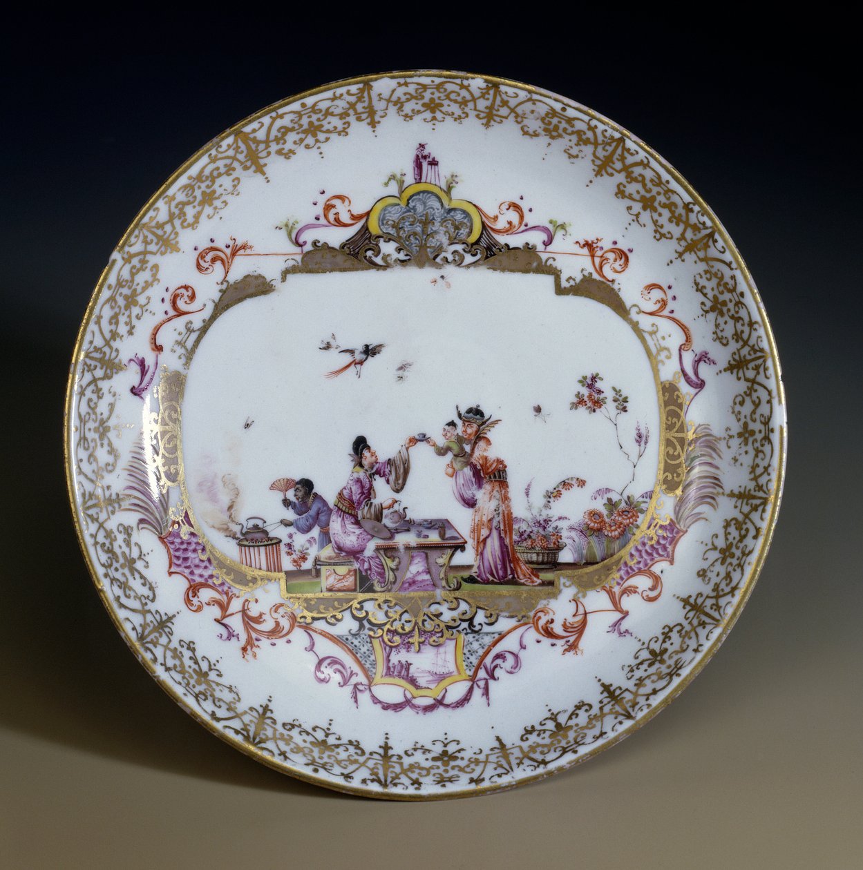 Alman Sanatı: Meissen Porselen. Çay içen Asyalı karakterleri temsil eden Chinoiserie. Johann Gregor Hoeroldt (veya Herold 1696-1775) tarafından dekore edilmiş daire, yaklaşık 1730. Paris, Dekoratif Sanatlar by Johann Gregor Herold