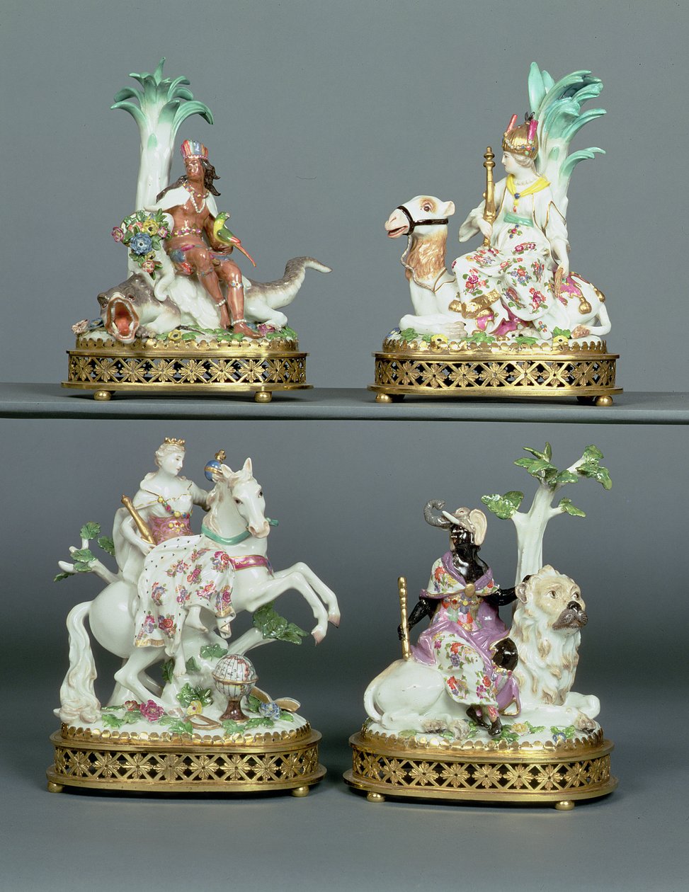 Dört Kıtayı temsil eden dört Meissen grubu, 18. yüzyılın ortalarında Johann Joachim Kandler (1706-75) tarafından modellenen Louis XVI ormolu ile monte edildi by Johann Joachim Kaendler