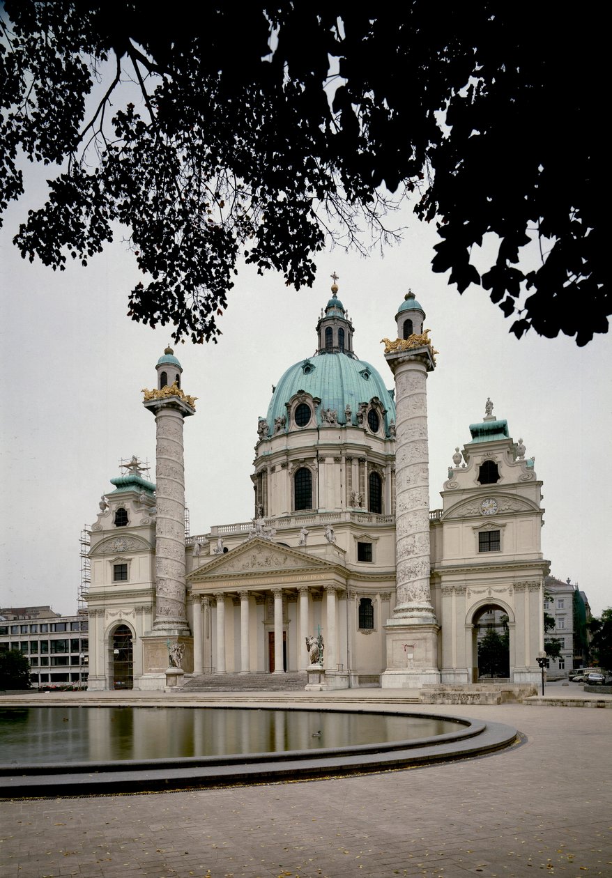 Karlskirche veya Saint Charles Borromee kilisesinin görünümü mimar Johann Bernhard Fischer von Erlach (1656-1723) tarafından başlatıldı ve oğlu Joseph Emanuel tarafından tamamlandı. Viyana, Avusturya by Johann and Joseph  Fischer von Erlach