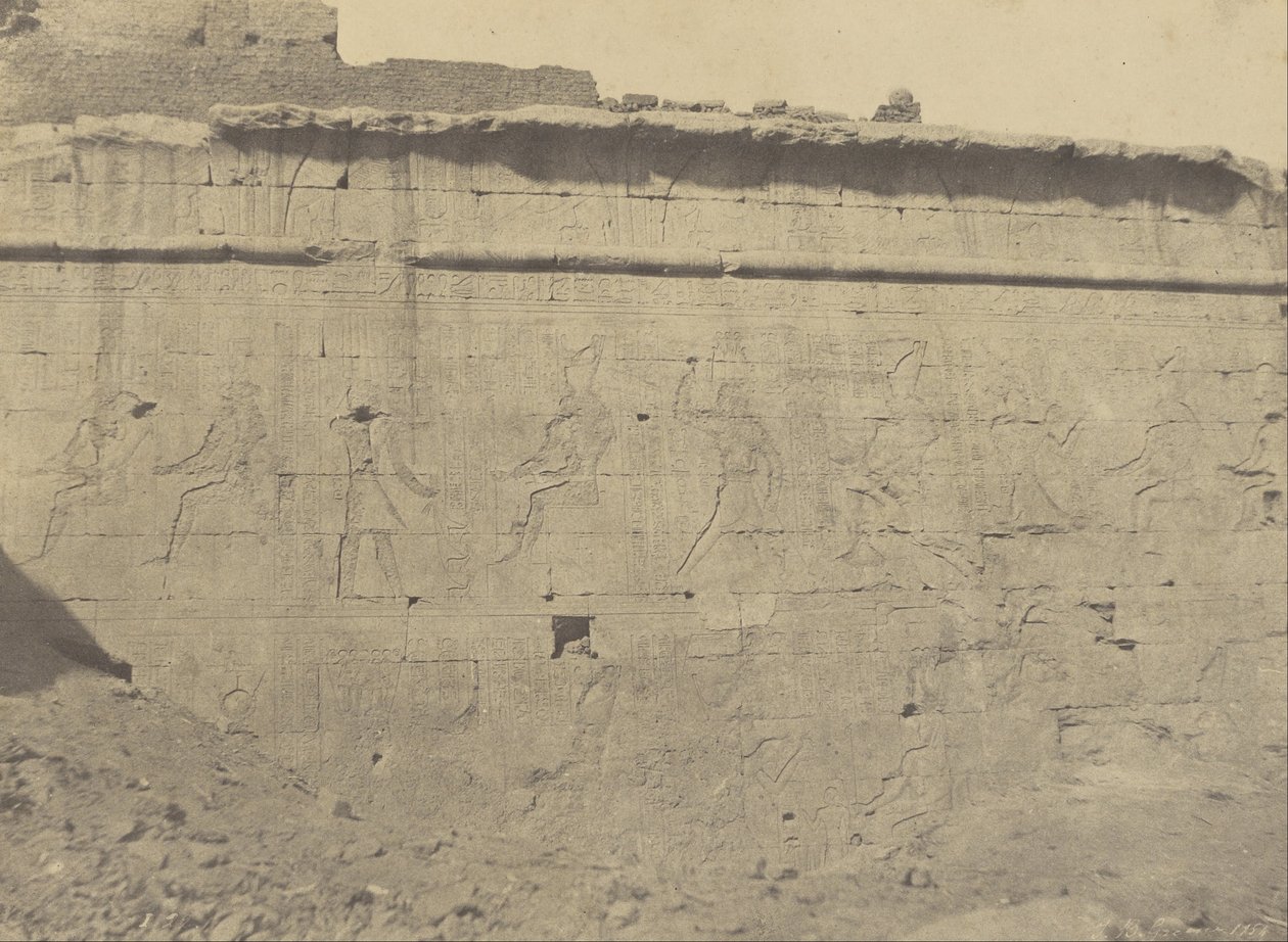 (Edfu, Muhafaza Duvarı Doğu Cephesi Heykelleri ve Yazıtları) by John Beasly Greene