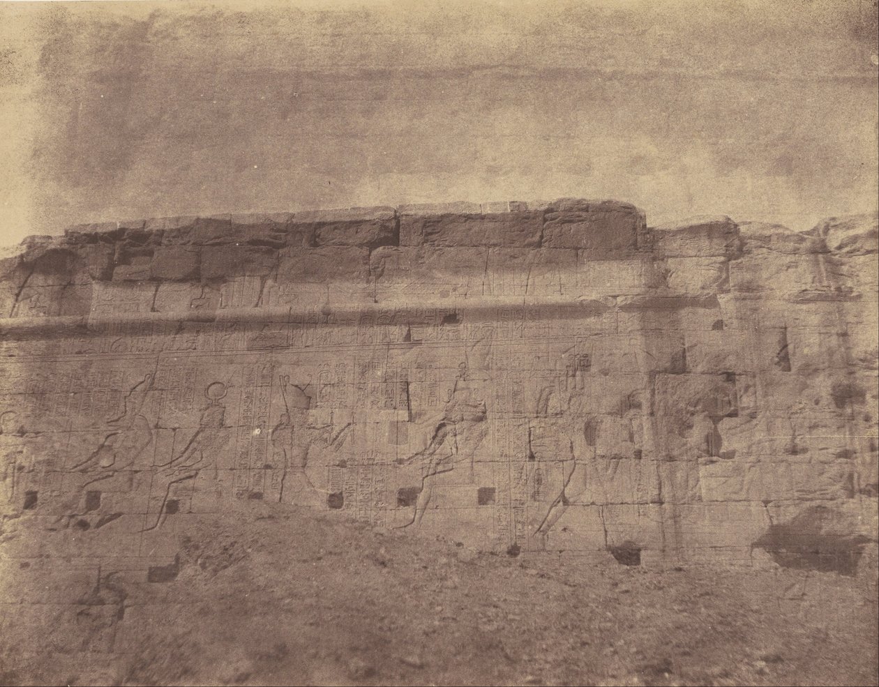 (Edfu, Muhafaza Duvarı Doğu Cephesi Heykelleri ve Yazıtları) by John Beasly Greene