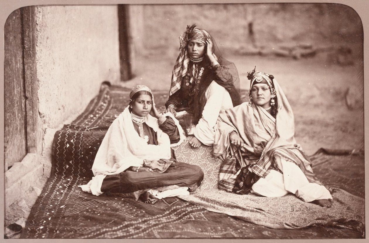 Nautch kızlar, Kabil, 1879 by John Burke