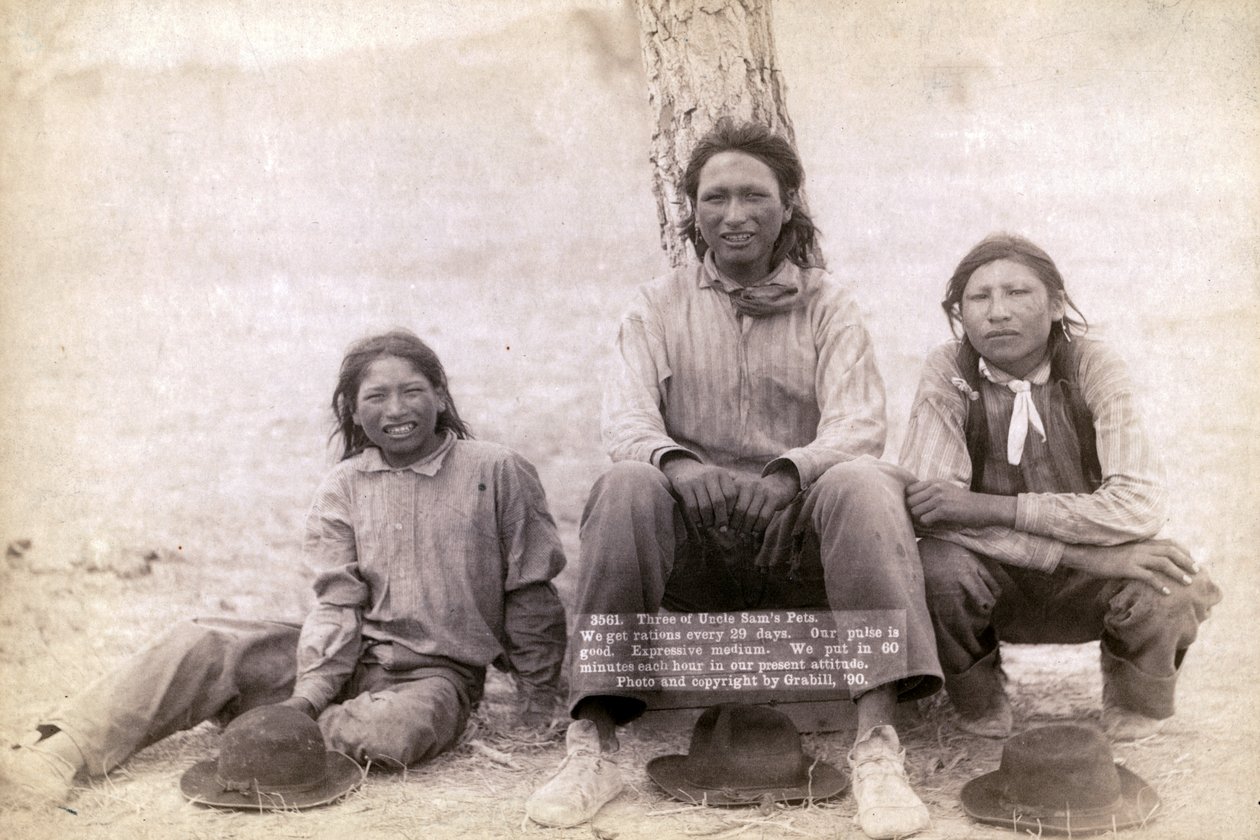 Batı kıyafetleri içinde üç Lakotalı genç, 1891 by John C. H. Grabill