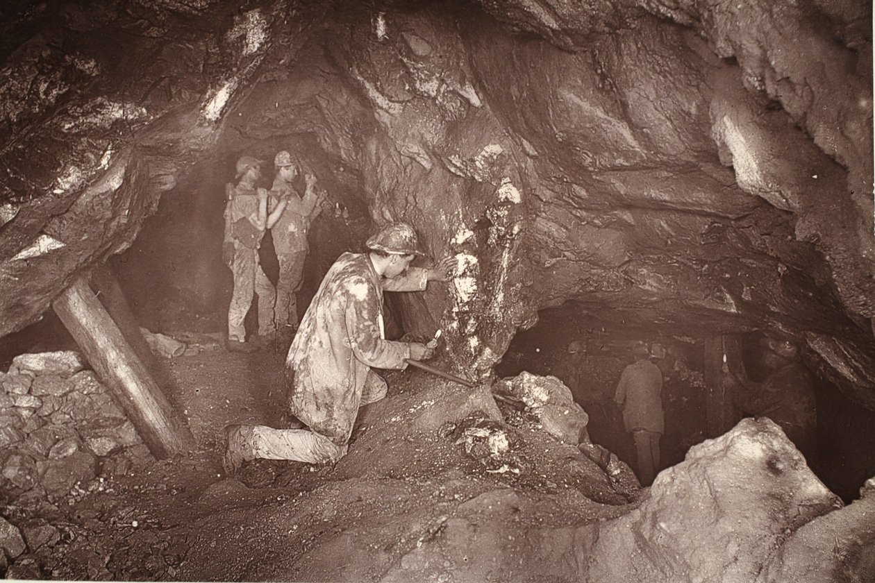 Kaldırmak, doğuya bakmak, Blue Hills madeni, J.C. Burrows ve William Thomas