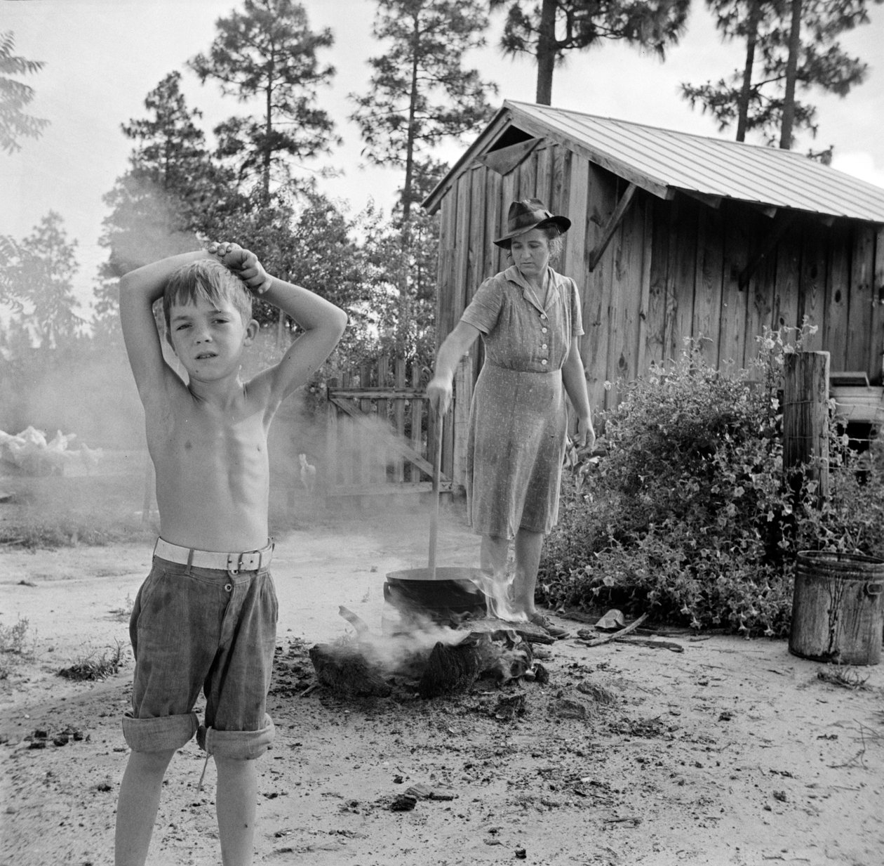 Escambia Çiftlikleri, Florida. McLelland çiftliğinde kaynayan yıkama suyu by John Collier