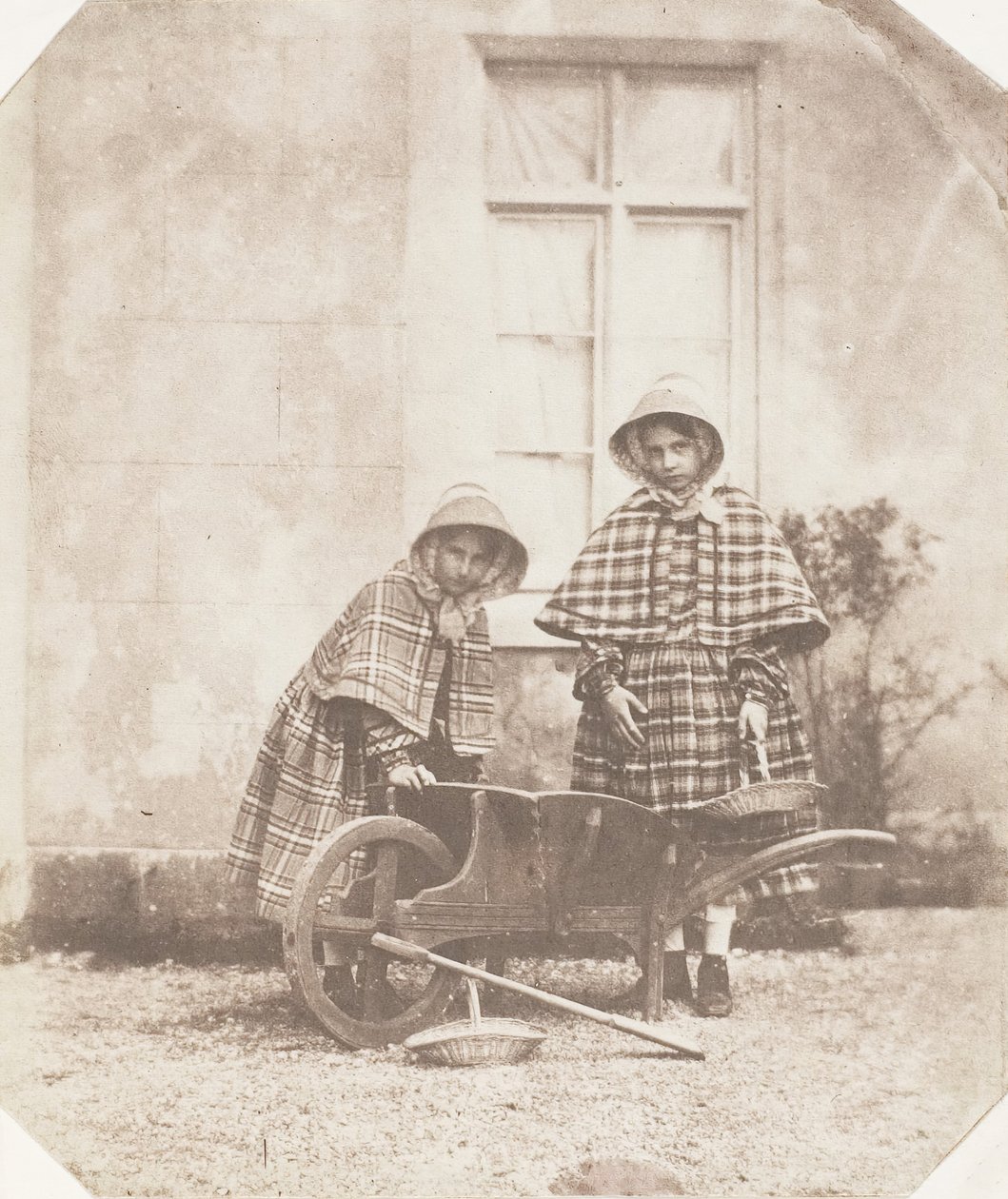 Elinor ve Lucy Llewelyn, 1853-56. by John Dillwyn Llewelyn
