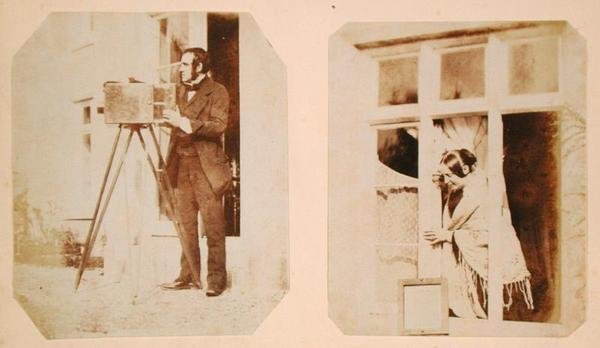 Solda otoportre ve Emma Thomasina Llewelyn (1808-81) sağda güneşte bir kağıt negatif basıyor by John Dillwyn Llewelyn