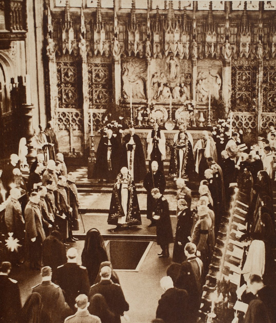 Kral Edward VIII, Babasının Tabutuna Dünya Serpiyor, 1936 by John Hill