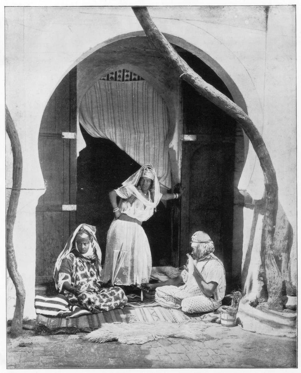 Bir grup kadın, Cezayir, Afrika, 19. yüzyılın sonlarında by John L. Stoddard