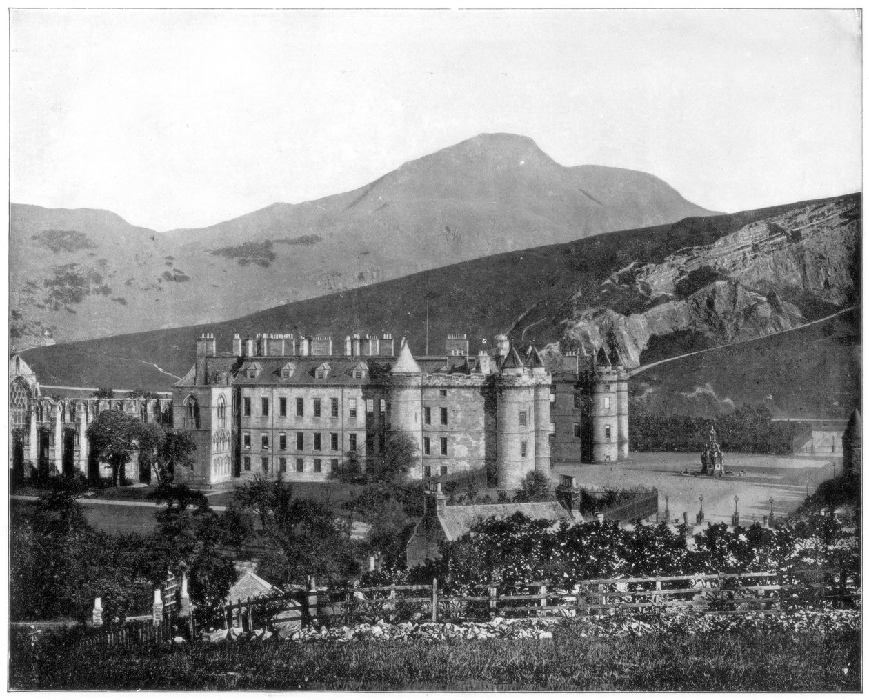 Holyrood Sarayı, Edinburgh, İskoçya, 19. yüzyılın sonlarında by John L. Stoddard