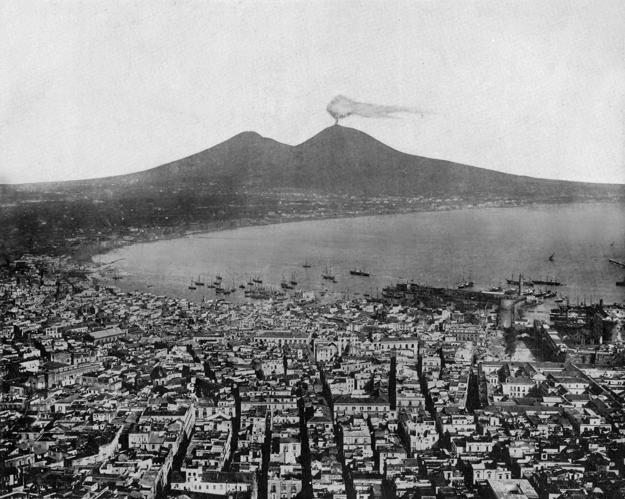 Napoli Körfezi (İtalya) ve arka planda Vezüv (Vezüv) manzarası (s/b fotoğraf) by John Lawson Stoddard