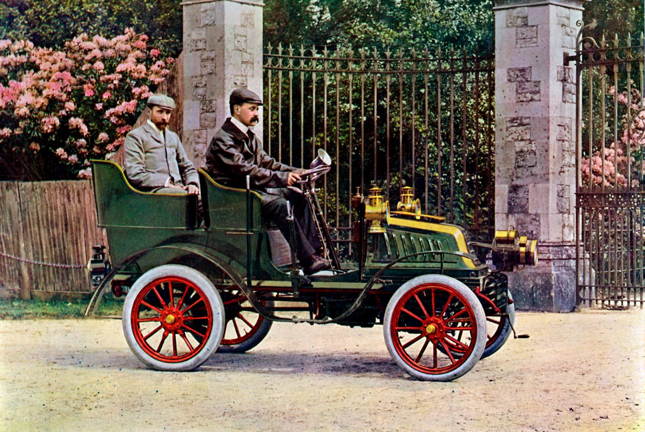 Bir motorlu arabada oturan iki Edward beyefendi, 1902-1903 by John Swan and Son