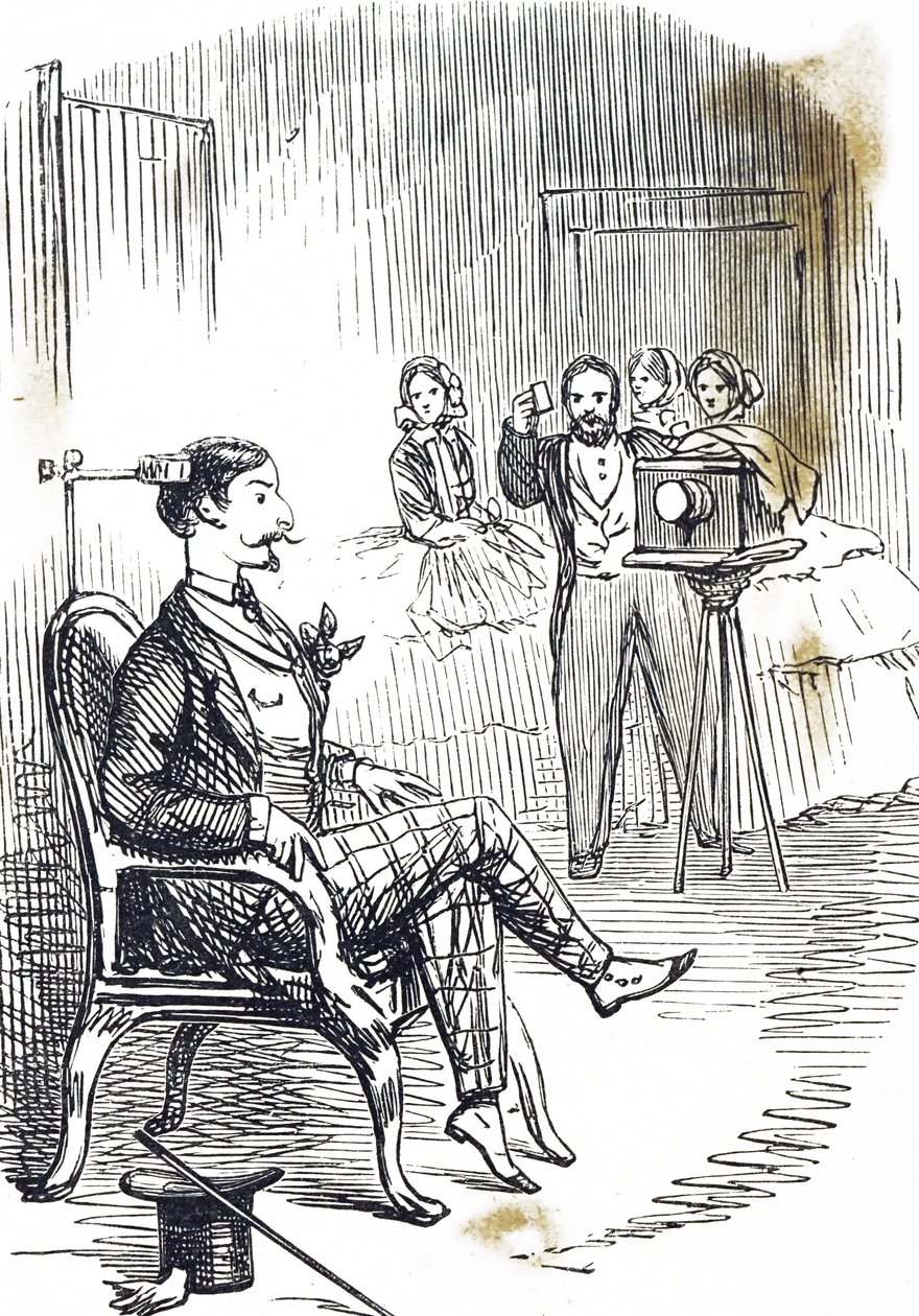 Fotoğrafçının konusunu sabit tutmak için kullanılan bir kafa kelepçesini gösteren karikatür by John Tenniel