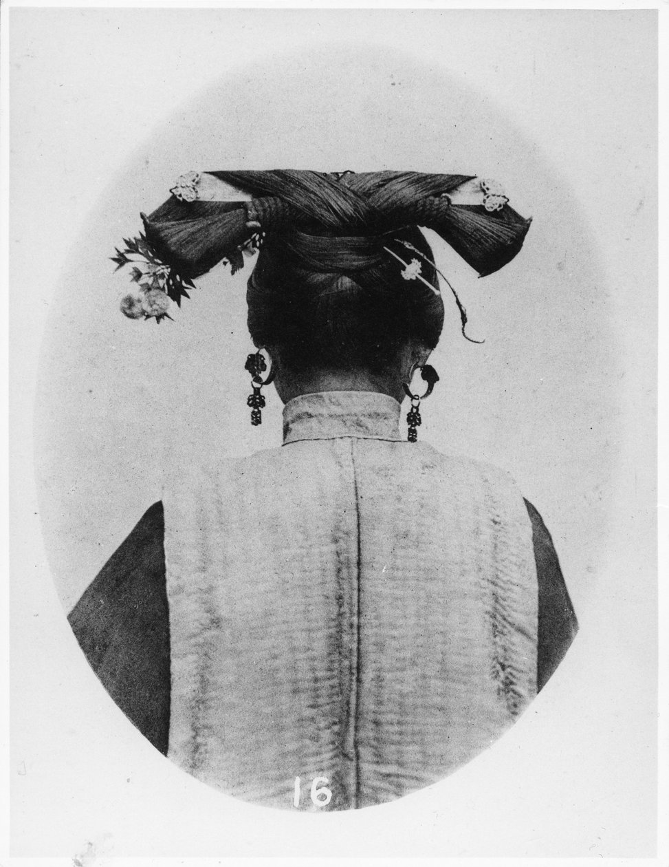 Evli Mançu matronunun kuaförünün arkadan görünümü, c.1867-72 by John Thomson
