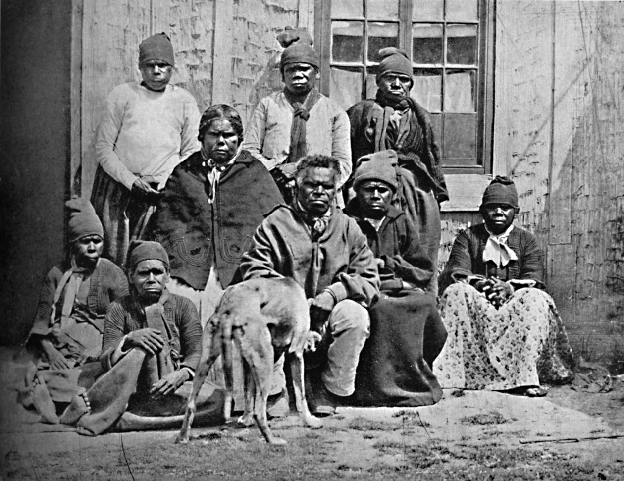 Avrupa kıyafetleri içinde son Tazmanyalılardan oluşan bir grup, 1902 by John Watt Beattie