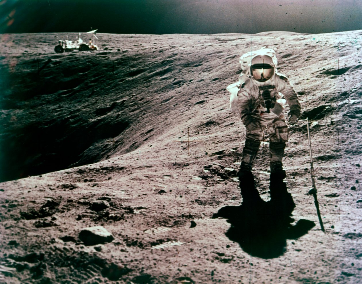 Astronot Charles Duke, Descartes iniş alanında, Apollo 16 görevi, Nisan 1972. by John Watts Young