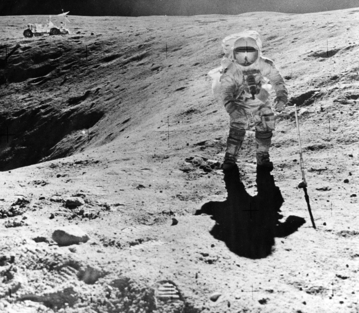 Charles Duke, Apollo 16 görevi sırasında Descartes iniş alanında numune toplarken, 1972 by John Watts Young