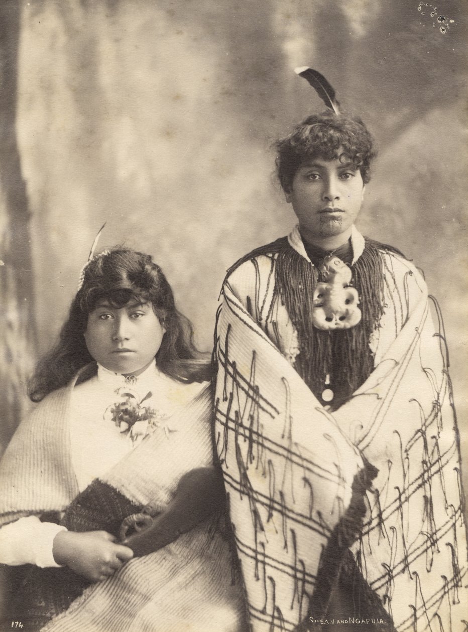 Susan ve Ngapuia, c.1900 (albüm baskısı) by Josiah Martin